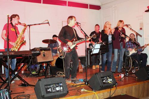SHS student Jack Revell along with Dad Tom, mom Janet and aunt Kim McDougall joined with guitarist Keith McMillan, bassist Vinnie Gillespi and drummer Chris Colman to kick off the night at the Sydenham High School football fundraiser rocked the Sydenham Legion Saturday night. Photo/Craig Bakay