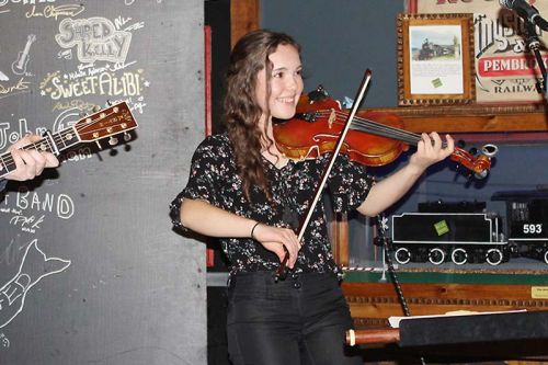 Jessica Wedden at The Crossing Pub
