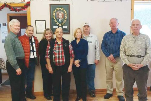 From left to right: Mayor Ron Higgins; Barry Neal (son); Pauline Fitchett (daughter); Tom Neal Jr (son); Darlene Parks (daughter); Tim Neal (son); Councillor Wayne Good; Deputy Mayor Fred Perry.