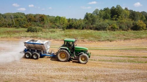 Tractor spreading wollastonite