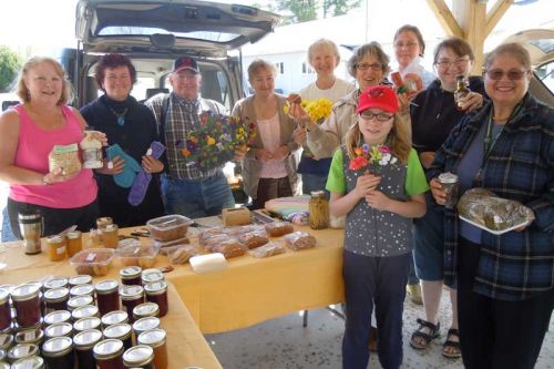 vendors at the Frontenac Farmers Market in Verona