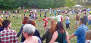 A cast of thousands following the lead of grandfather-granddaughter dancing team from Smoketrail to mark the 10th anniversary of the transfer of ownership of the Blue Skies Festival land to the festival itself - photo Martina Field