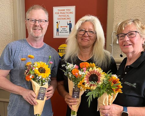 Ken Kennedy (l) gave out 60 bouquets at South Frontenac Diners in Sydenham last week.